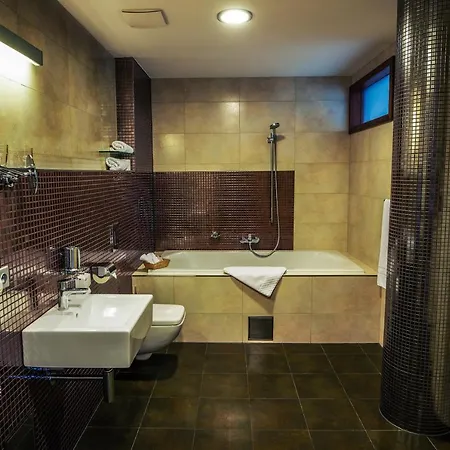 Golf Club فندق بيرون