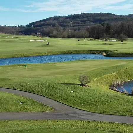 فندق Golf Club بيرون