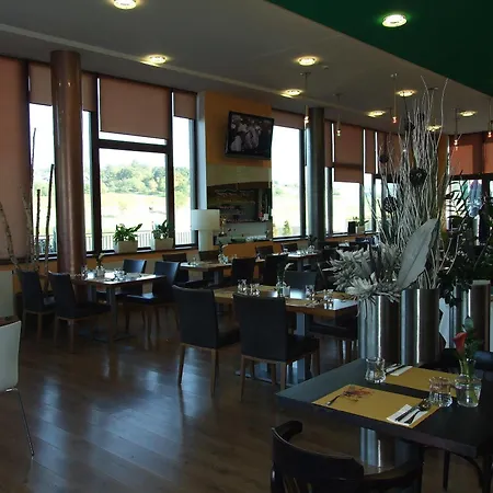 Golf Club فندق بيرون