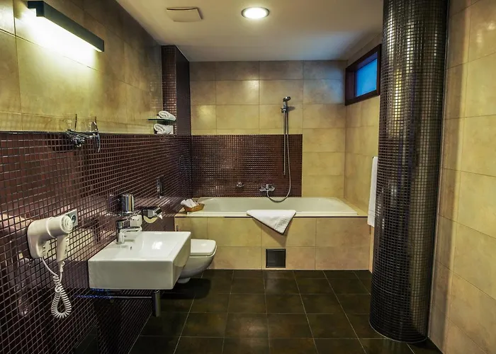 Golf Club فندق بيرون