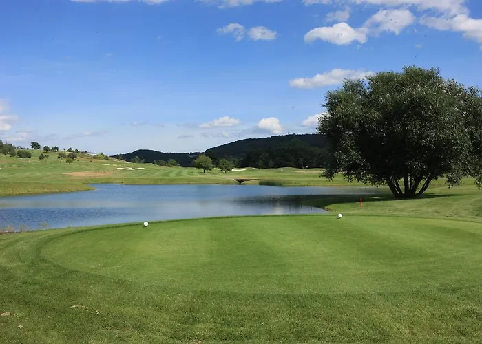 فندق Golf Club بيرون